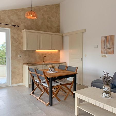 Villa Alara - Charming Villa With Heated Swimming Pool Milohnici ภายนอก รูปภาพ
