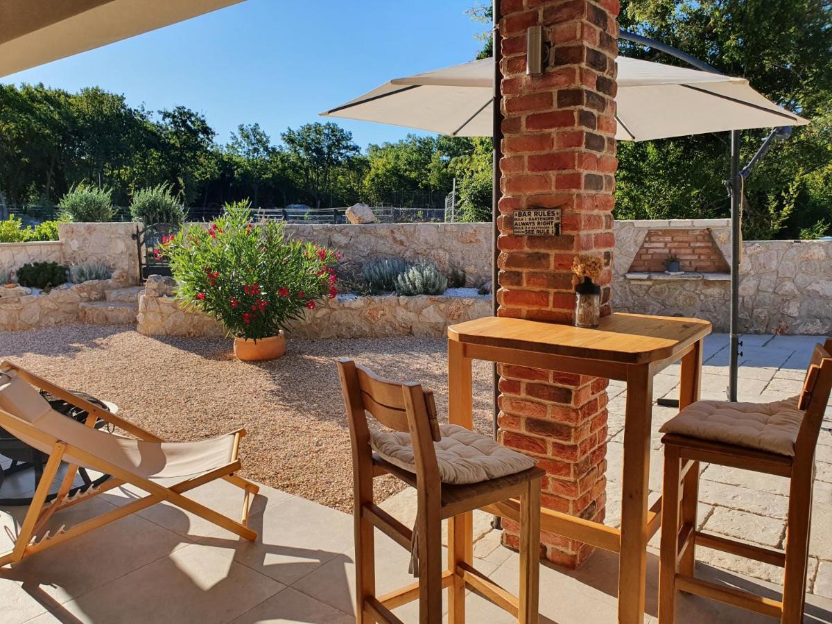 Villa Alara - Charming Villa With Heated Swimming Pool Milohnici ภายนอก รูปภาพ