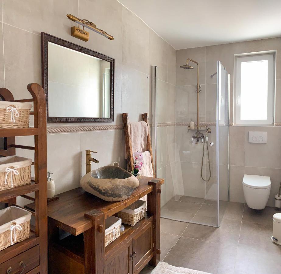 Villa Alara - Charming Villa With Heated Swimming Pool Milohnici ภายนอก รูปภาพ