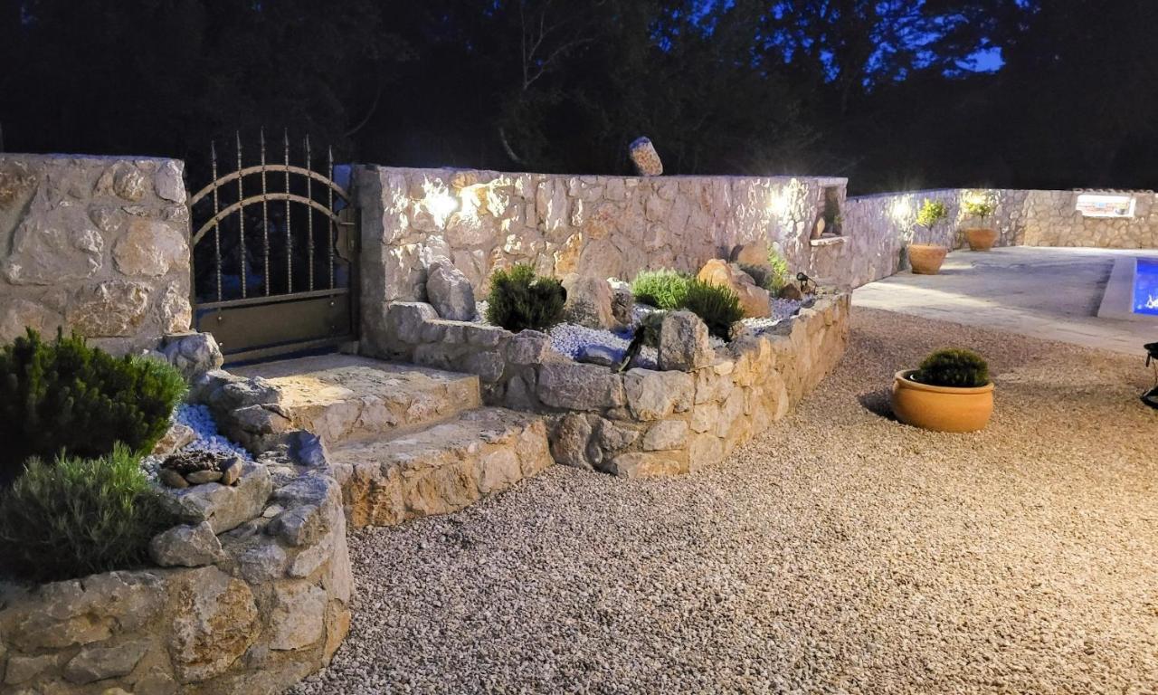Villa Alara - Charming Villa With Heated Swimming Pool Milohnici ภายนอก รูปภาพ