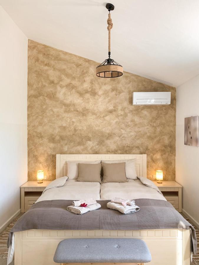 Villa Alara - Charming Villa With Heated Swimming Pool Milohnici ภายนอก รูปภาพ