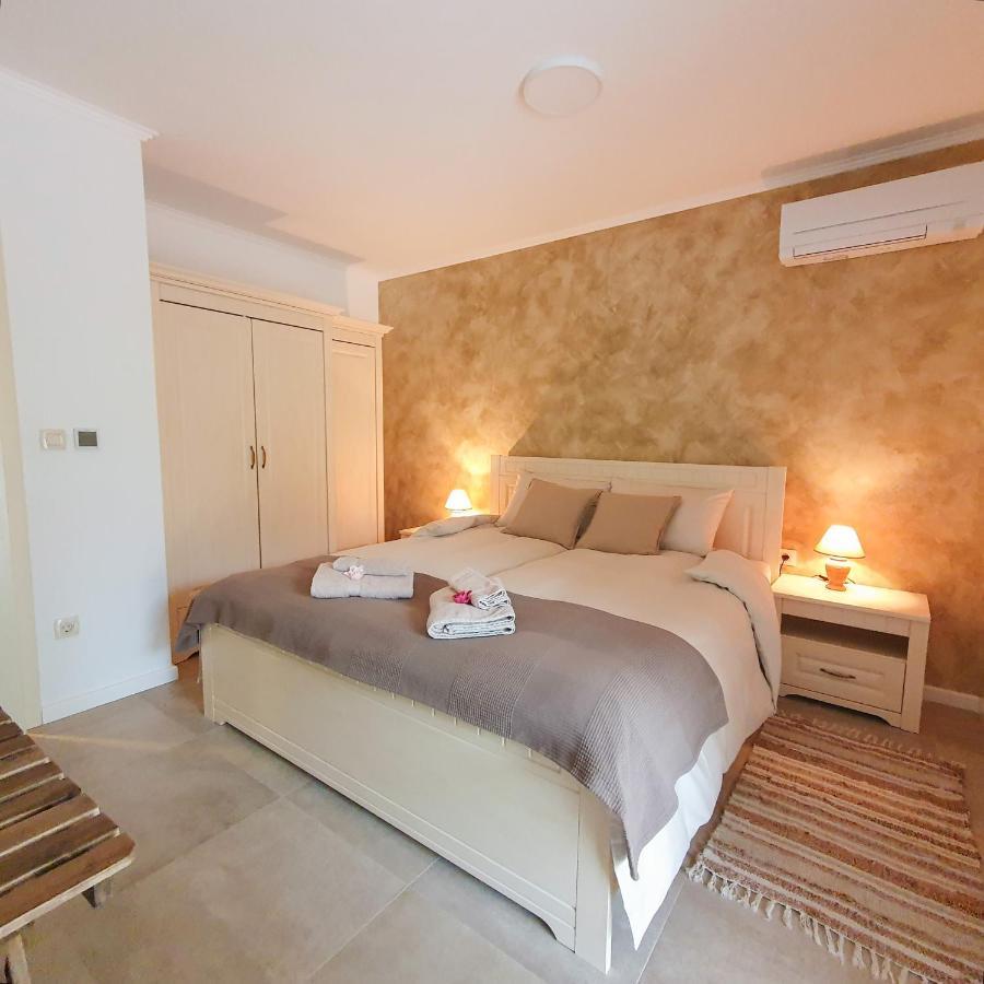 Villa Alara - Charming Villa With Heated Swimming Pool Milohnici ภายนอก รูปภาพ