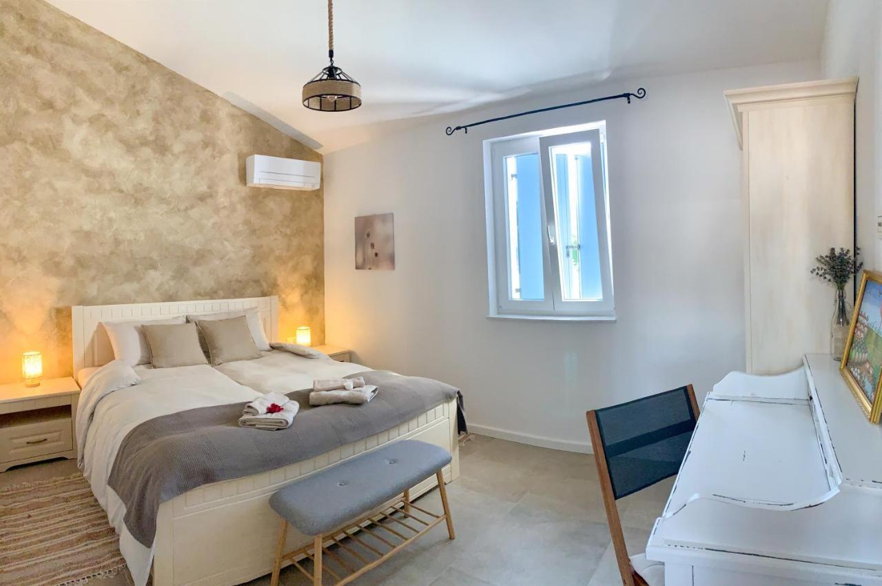 Villa Alara - Charming Villa With Heated Swimming Pool Milohnici ภายนอก รูปภาพ