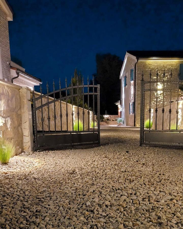 Villa Alara - Charming Villa With Heated Swimming Pool Milohnici ภายนอก รูปภาพ
